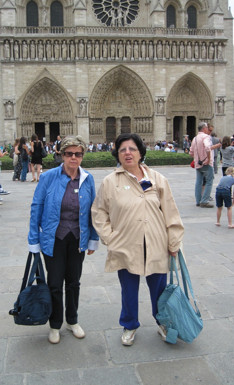 Parigi- Piazza di Notre Dame -(io e la mia amica) 118